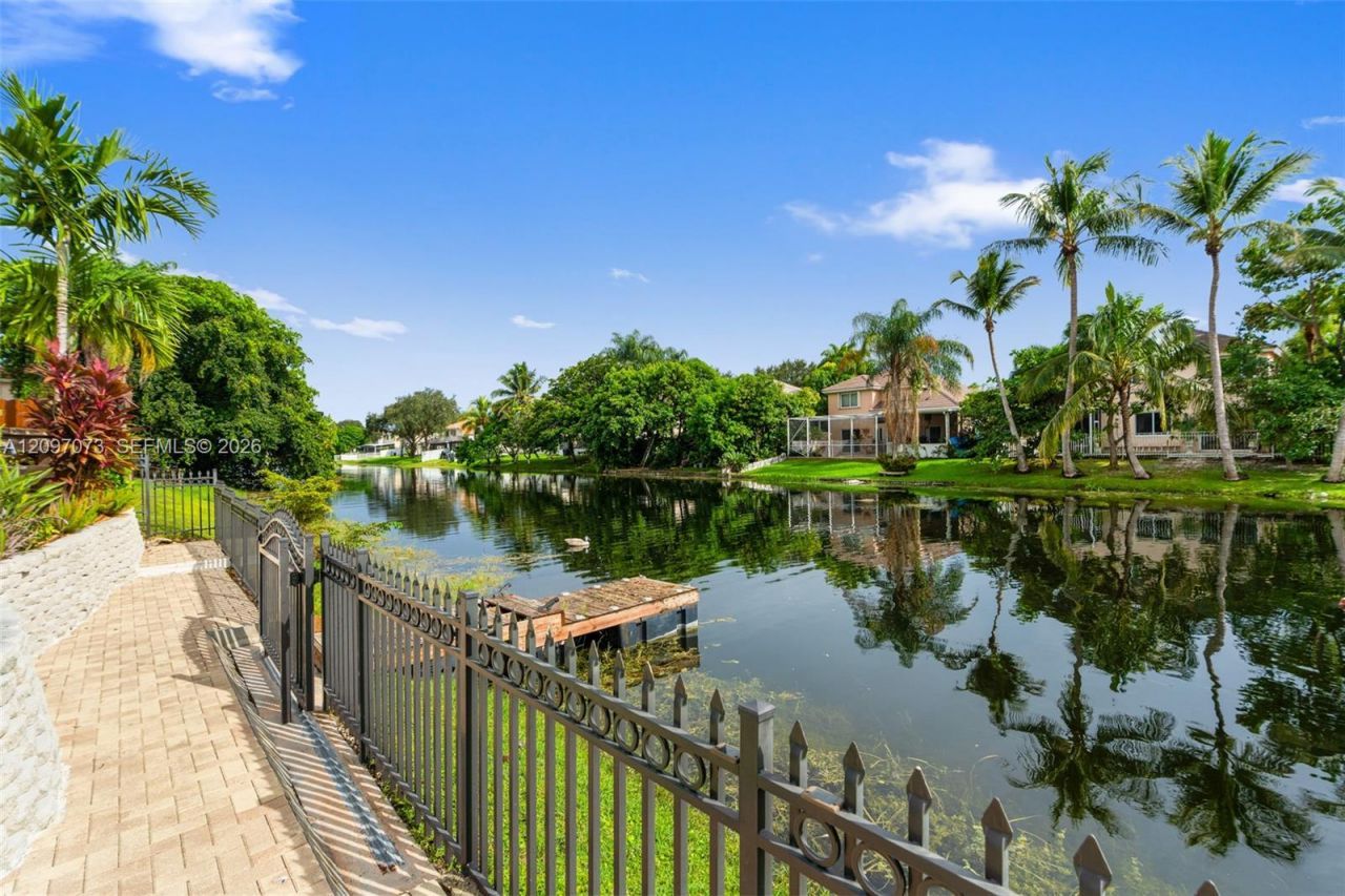 2001 NW 99th Ter, Pembroke Pines, FL 33024 Photo