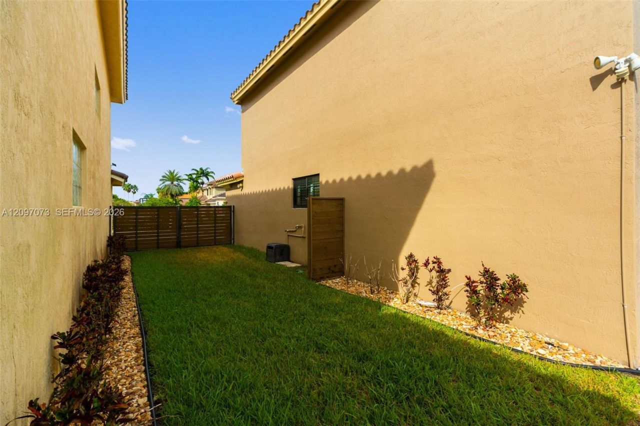 2001 NW 99th Ter, Pembroke Pines, FL 33024 Photo