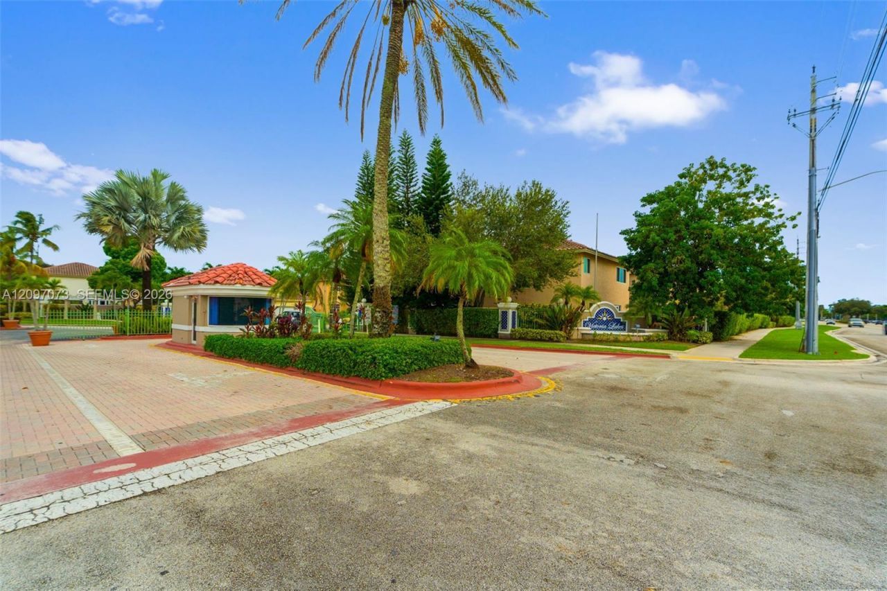 2001 NW 99th Ter, Pembroke Pines, FL 33024 Photo