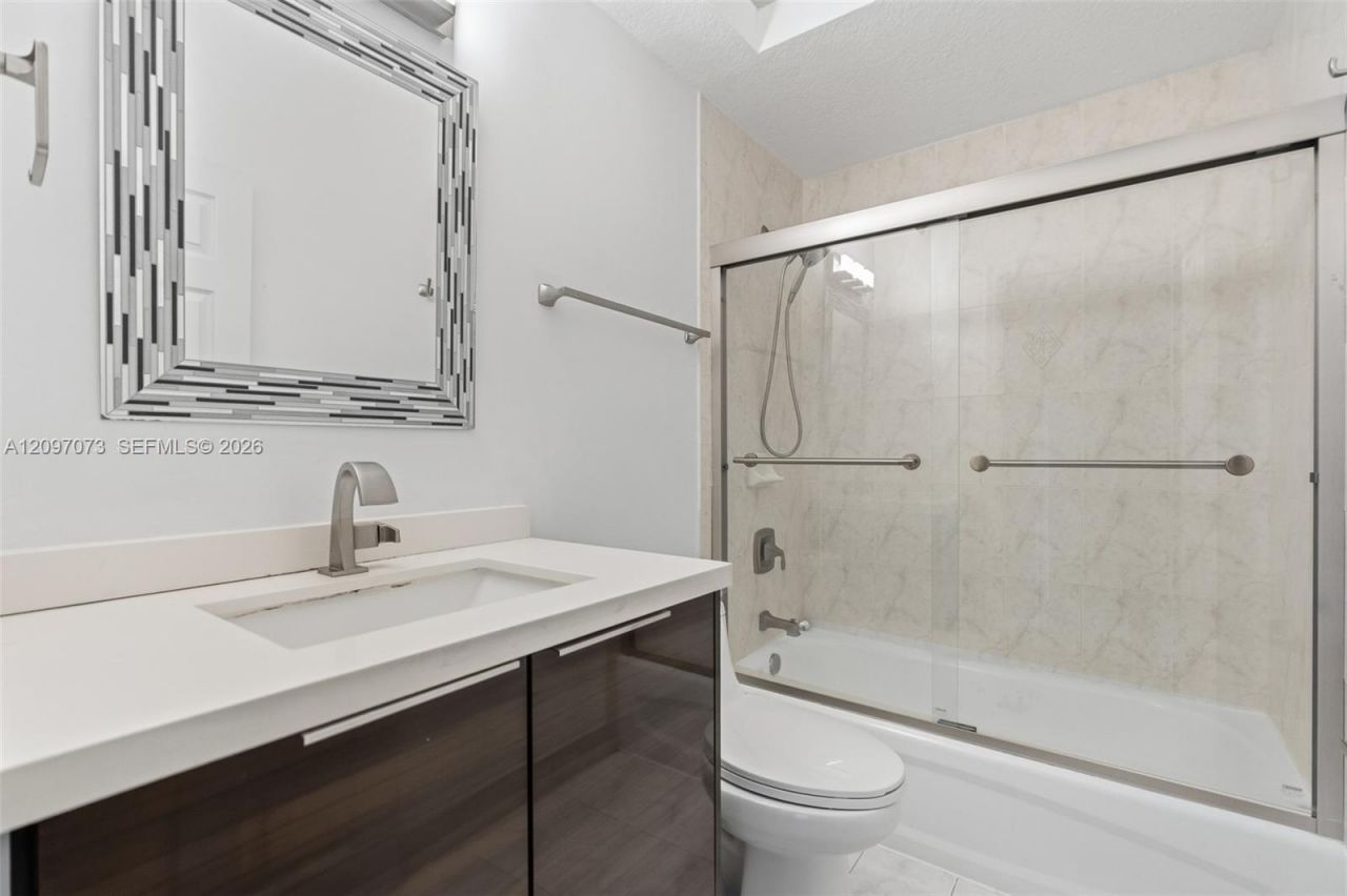 2001 NW 99th Ter, Pembroke Pines, FL 33024 Photo