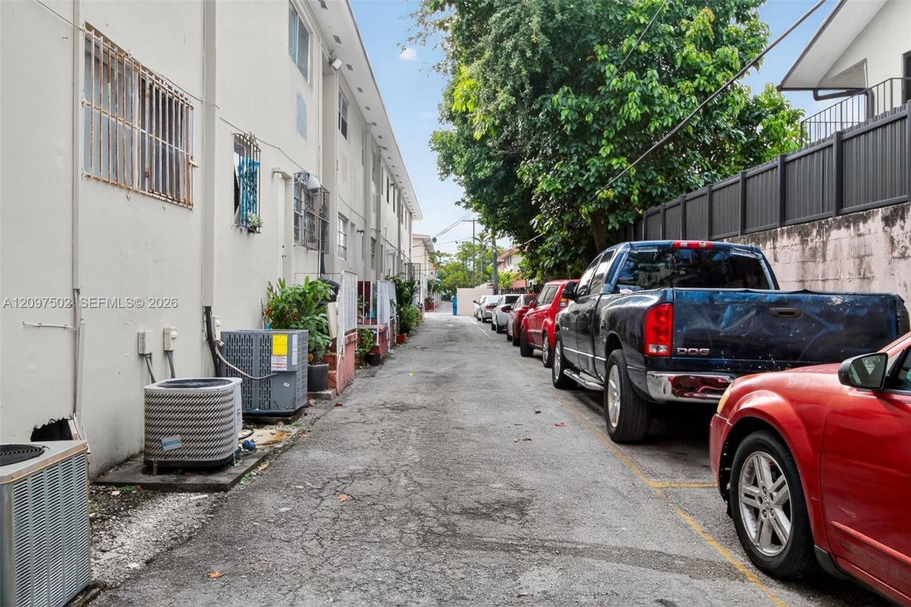 2551 NW 13th St , Unit 10, Miami, FL 33125 Photo