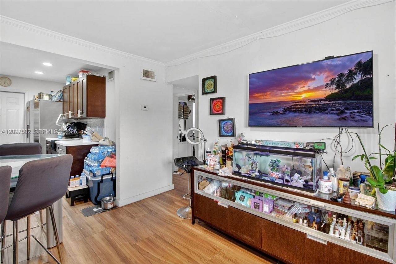 2551 NW 13th St , Unit 10, Miami, FL 33125 Photo