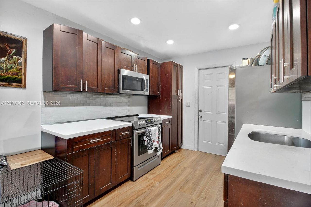2551 NW 13th St , Unit 10, Miami, FL 33125 Photo