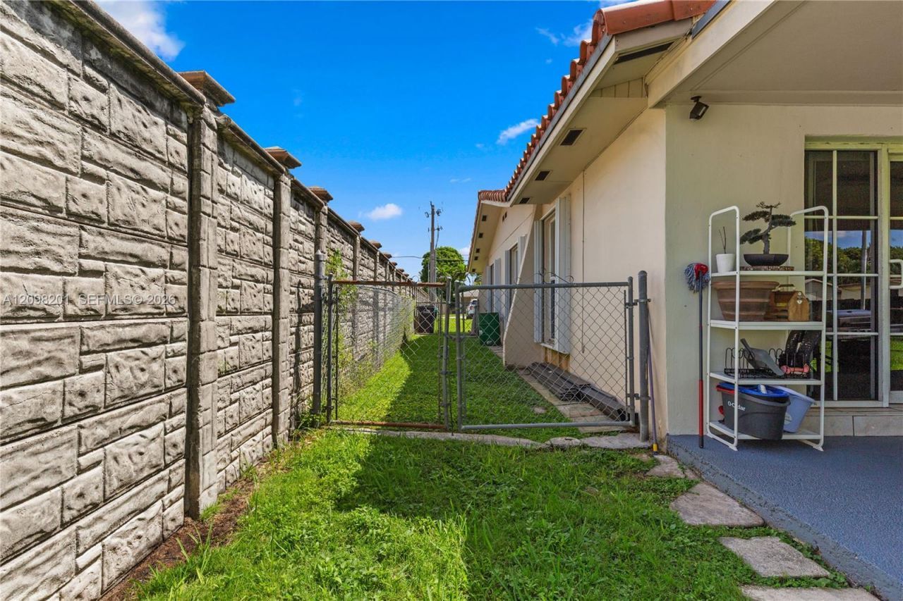 2450 SW 90th Ave , Miami, FL 33165 Photo