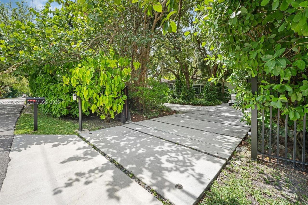 6080 SW 102nd St , Pinecrest, FL 33156 Photo