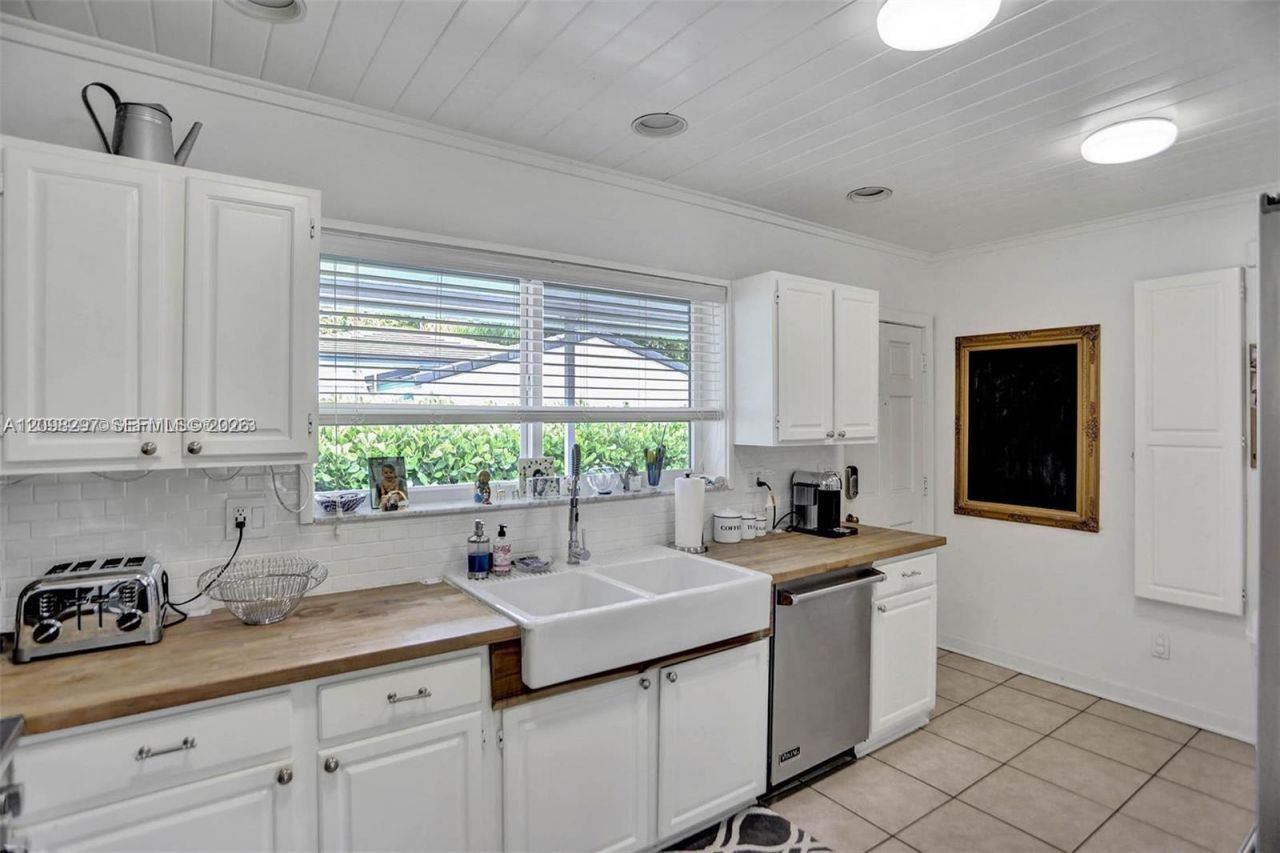11401 NE 10 Ave , Miami, FL 33161 Photo