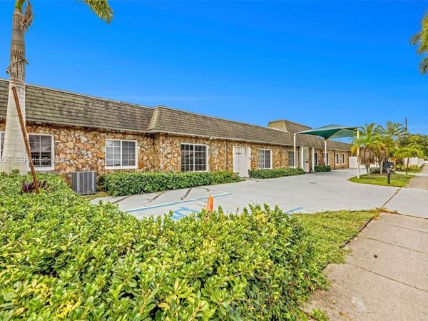 6810 SW 7th St , Margate, FL 33068