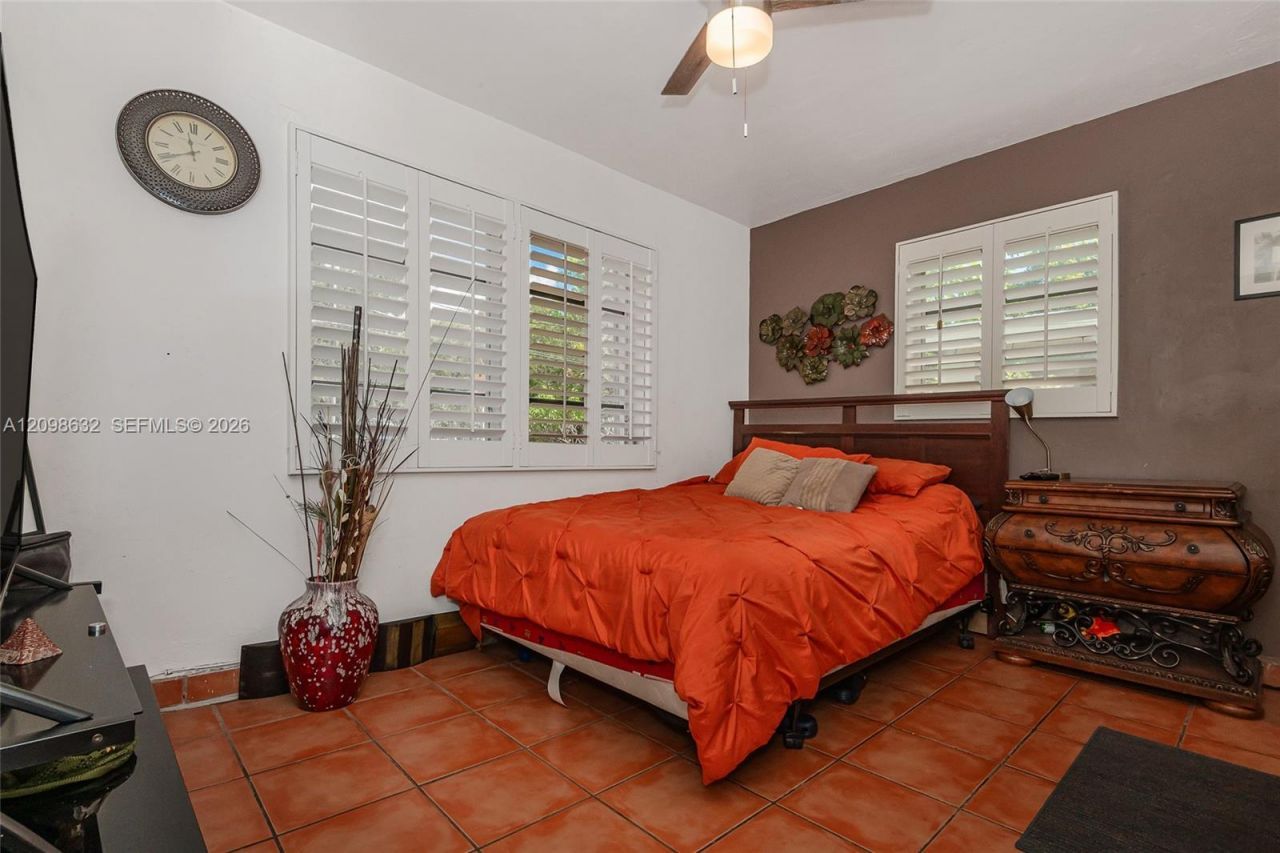 3530 Oak Ave , Miami, FL 33133 Photo