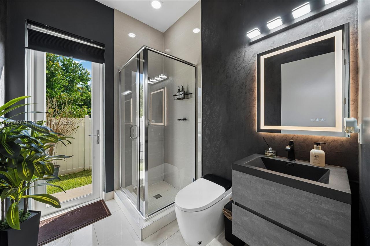 7442 NW 100th Ave, Doral, FL 33178 Photo