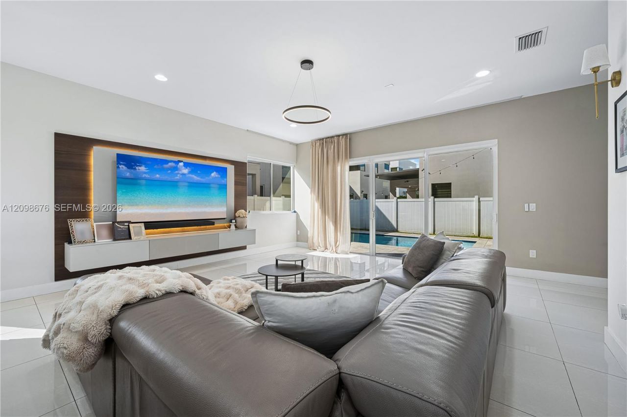 7442 NW 100th Ave, Doral, FL 33178 Photo