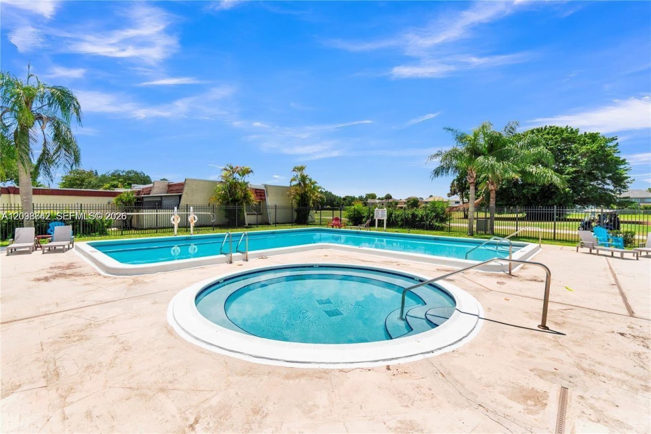 6530 NW 98th Ter, Unit B25, Tamarac, FL 33321 Photo