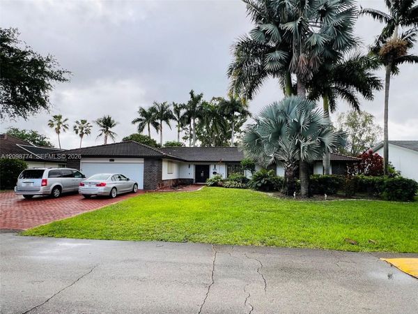 19265 E Saint Andrews Dr , Hialeah, FL 33015