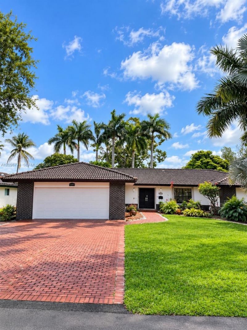 19265 E Saint Andrews Dr , Hialeah, FL 33015 Photo