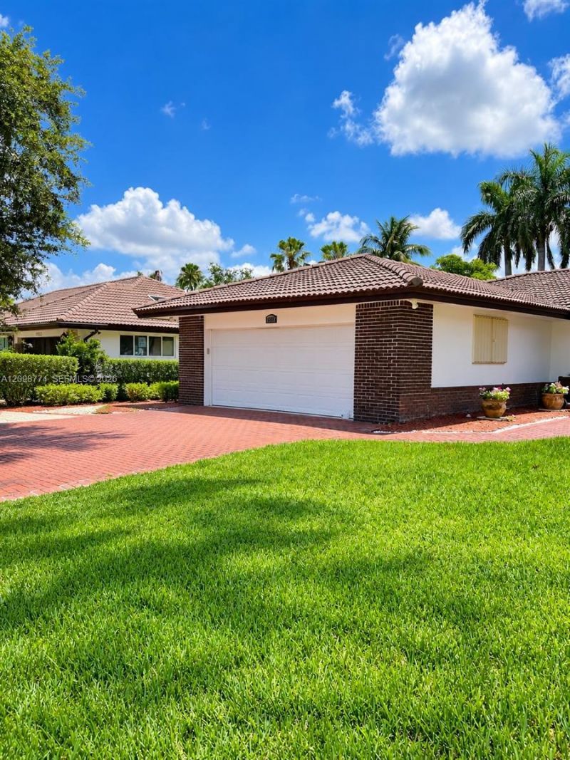 19265 E Saint Andrews Dr , Hialeah, FL 33015 Photo