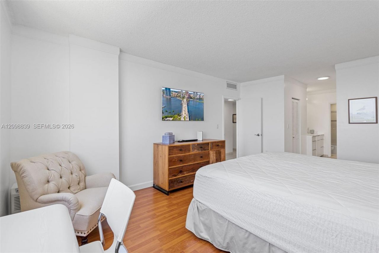 300 Bayview Dr , Unit 1710, Sunny Isles Beach, FL 33160 Photo
