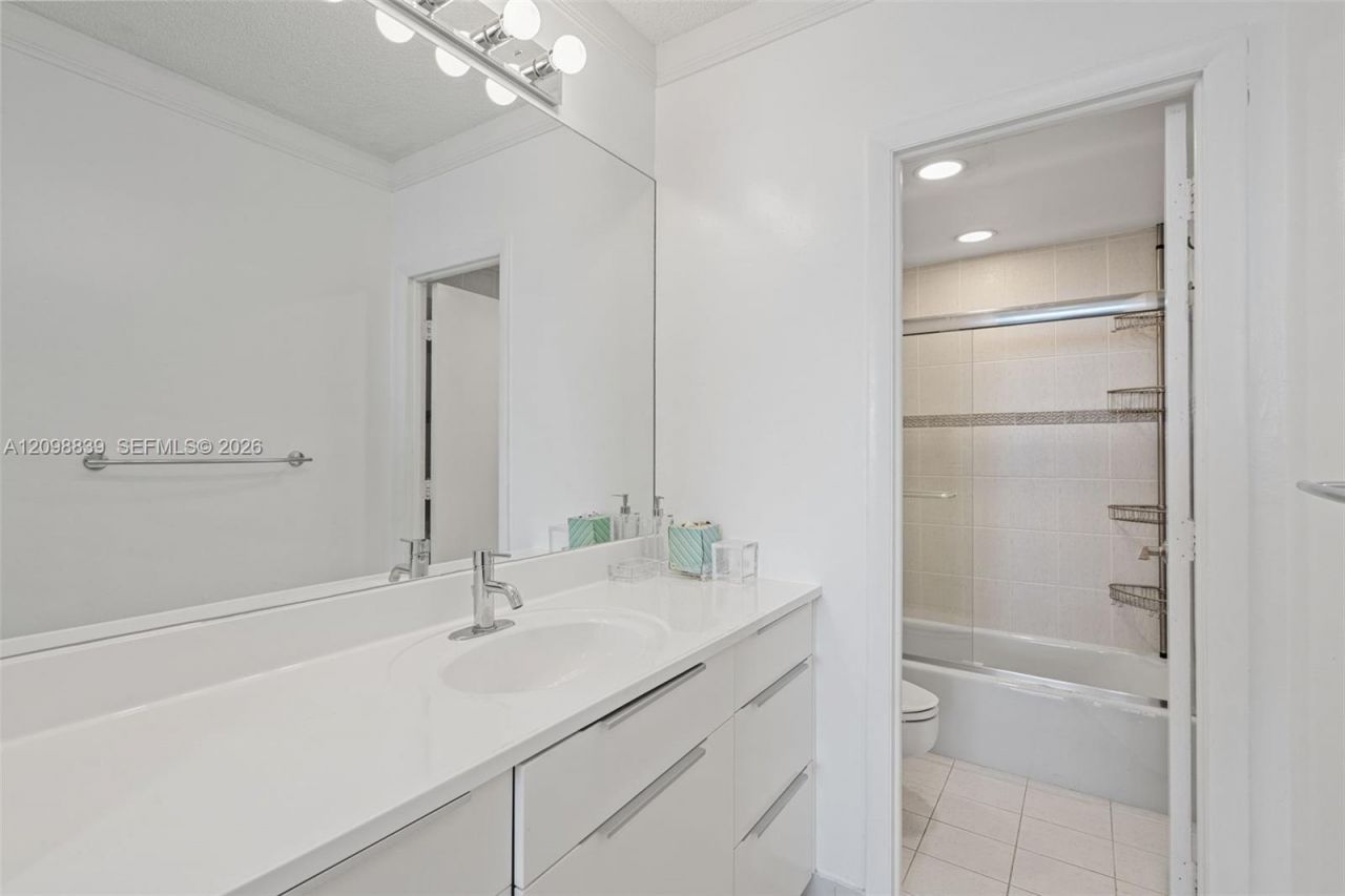 300 Bayview Dr , Unit 1710, Sunny Isles Beach, FL 33160 Photo