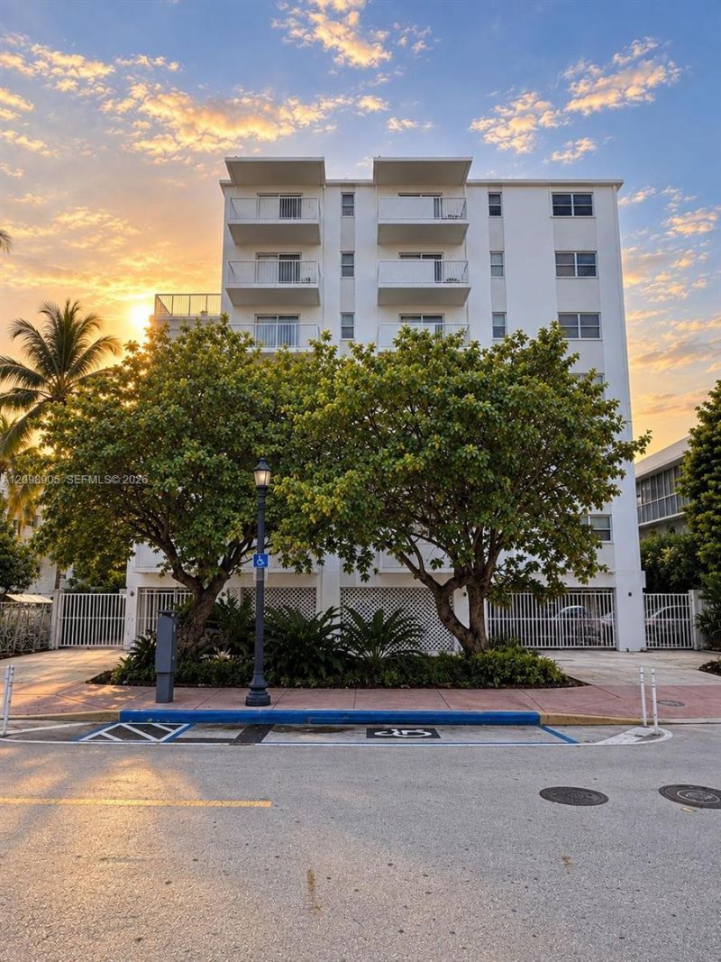 240 Collins Ave , Unit 2C, Miami Beach, FL 33139 Photo