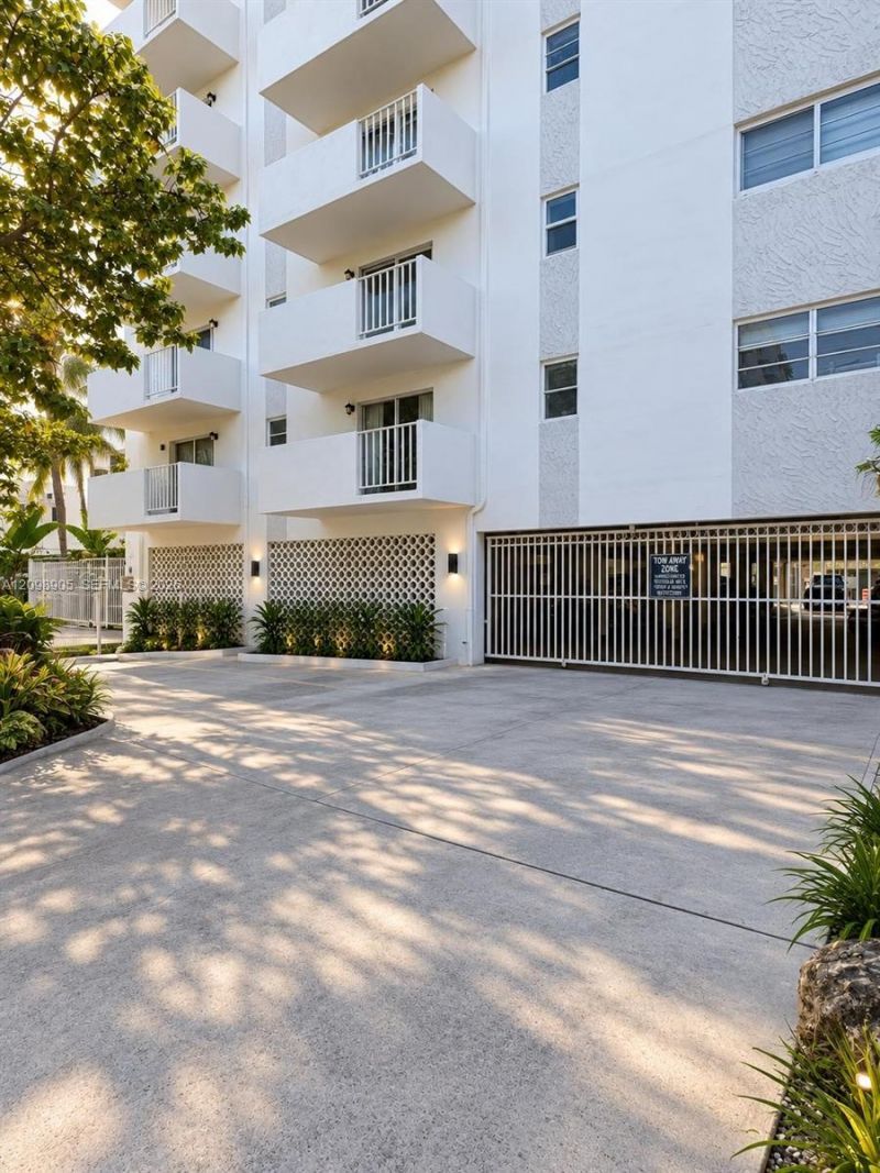 240 Collins Ave , Unit 2C, Miami Beach, FL 33139 Photo