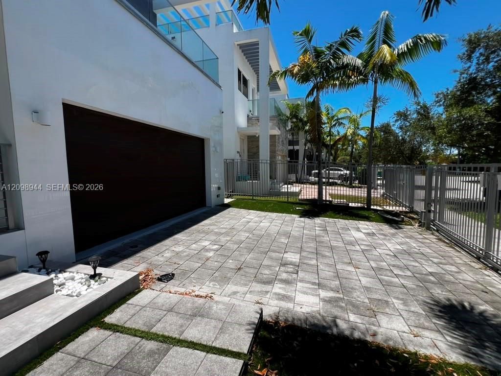 18975 Atlantic Blvd , Sunny Isles Beach, FL 33160 Photo