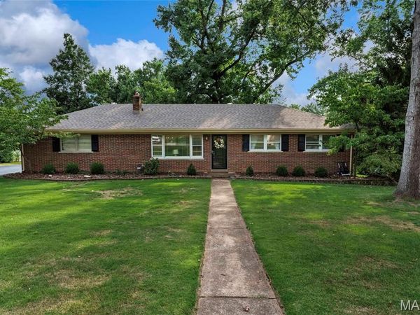 11 Hedgewood Lane, Ballwin, MO 63011