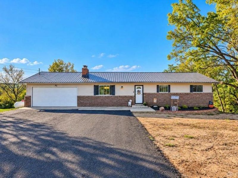 4441 S Pitchin Road, Springfield, OH 45502 Photo 2
