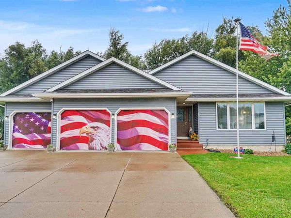 811 Valley Ct, Center Point, IA 52213