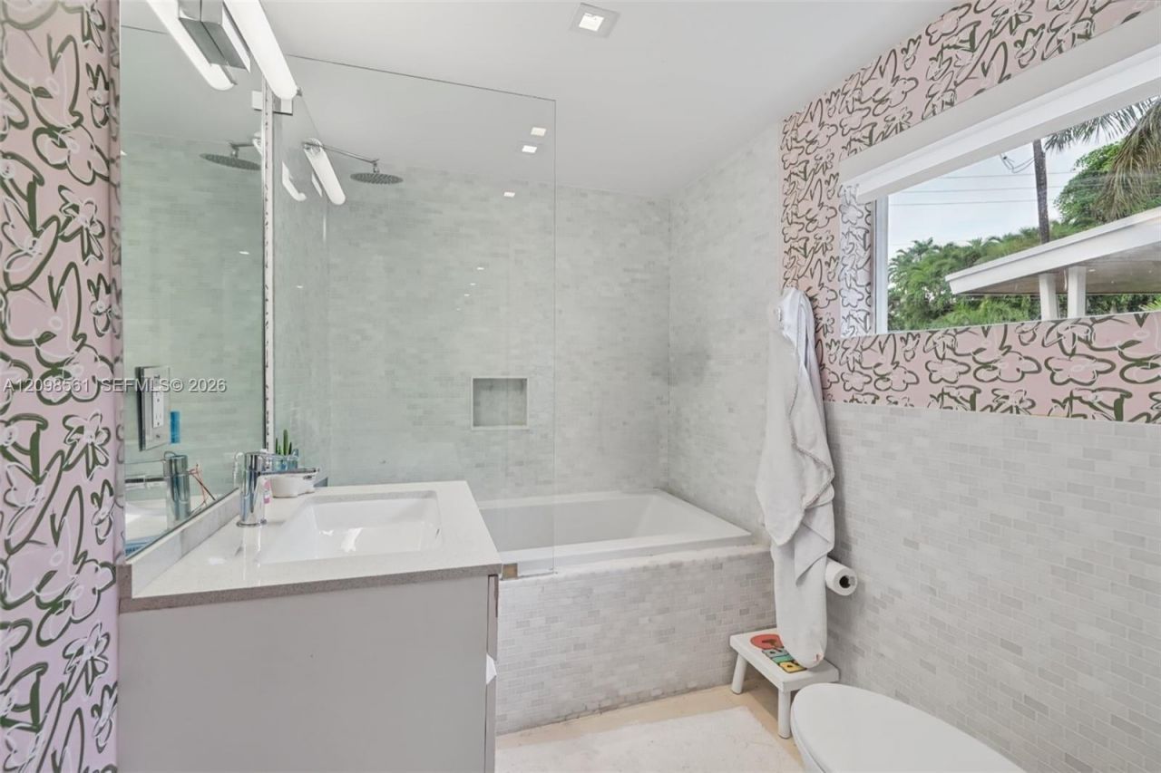 5815 N Bay Rd , Miami Beach, FL 33140 Photo