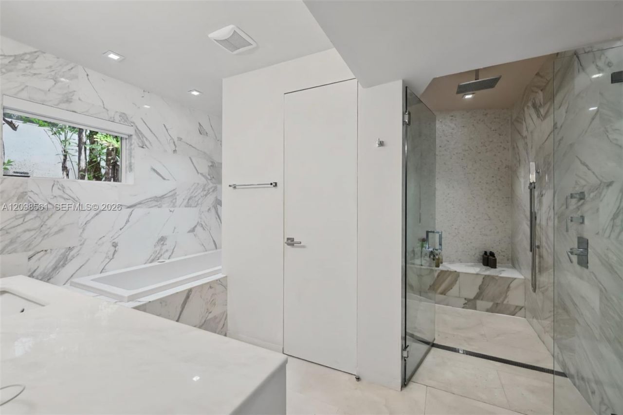 5815 N Bay Rd , Miami Beach, FL 33140 Photo