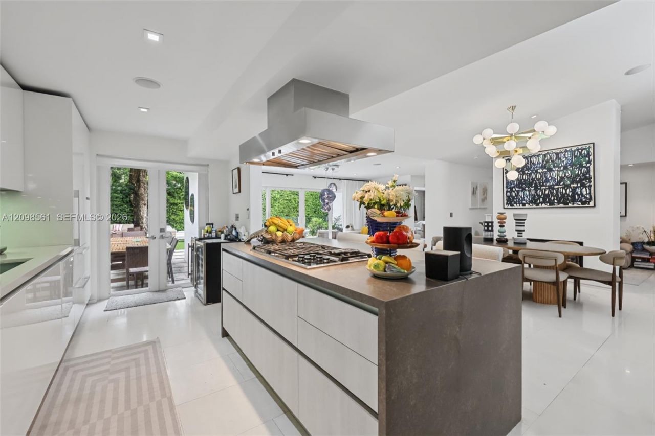 5815 N Bay Rd , Miami Beach, FL 33140 Photo