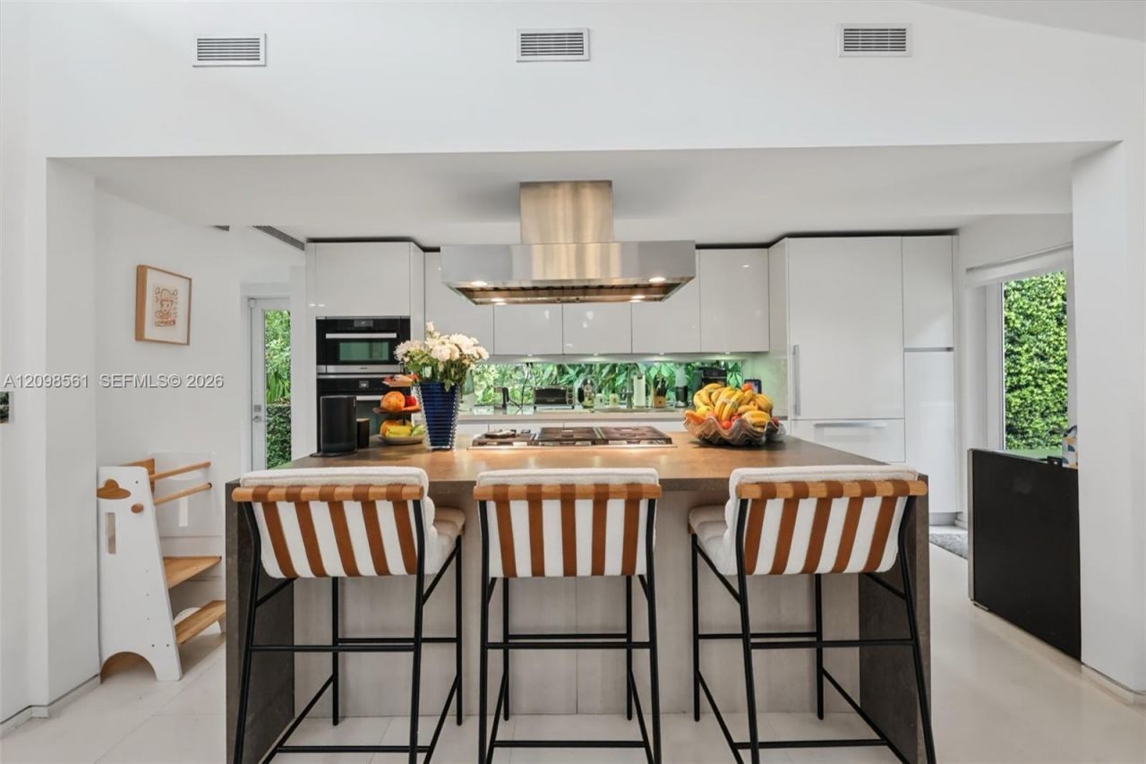 5815 N Bay Rd , Miami Beach, FL 33140 Photo