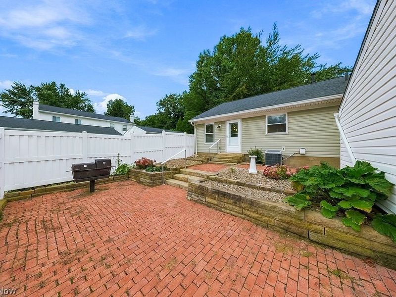 2033 Carlile Drive, Uniontown, OH 44685 Photo 9