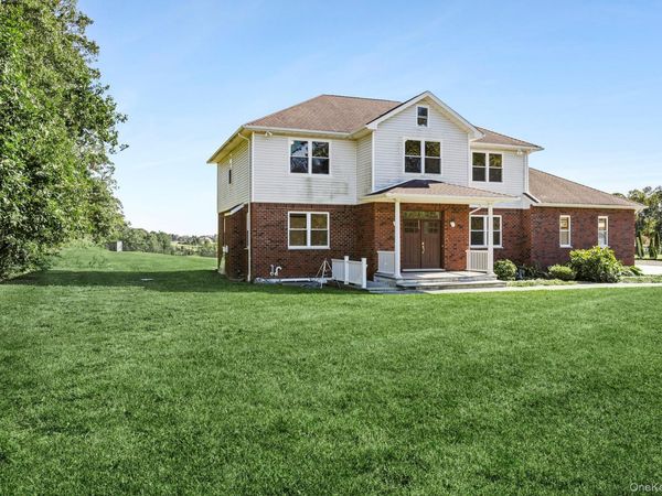 6 Mastro Road, Calverton, NY 11933