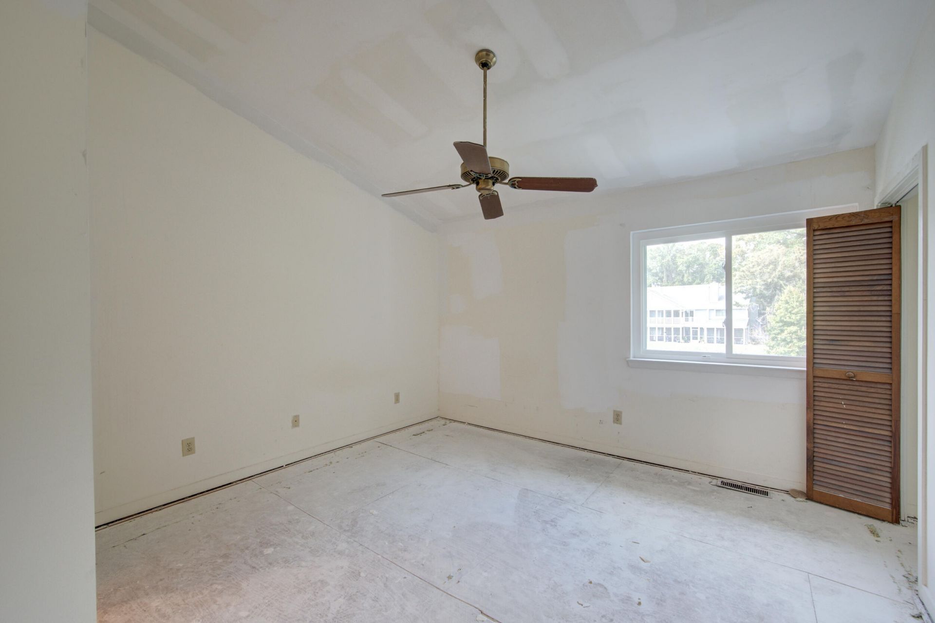 858 Catalpa Court Photo 18