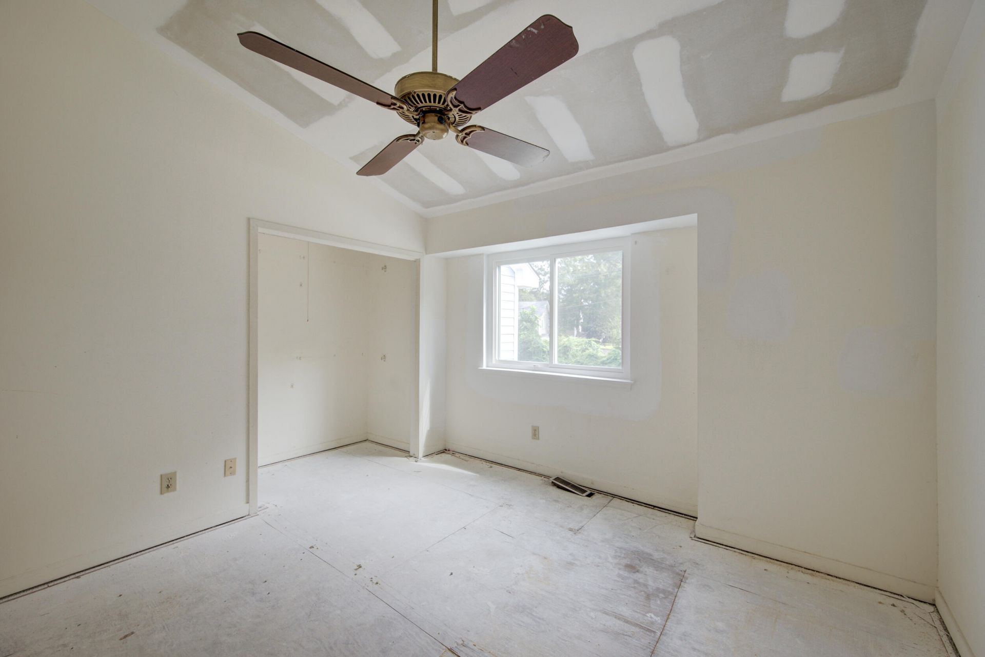 858 Catalpa Court Photo 25