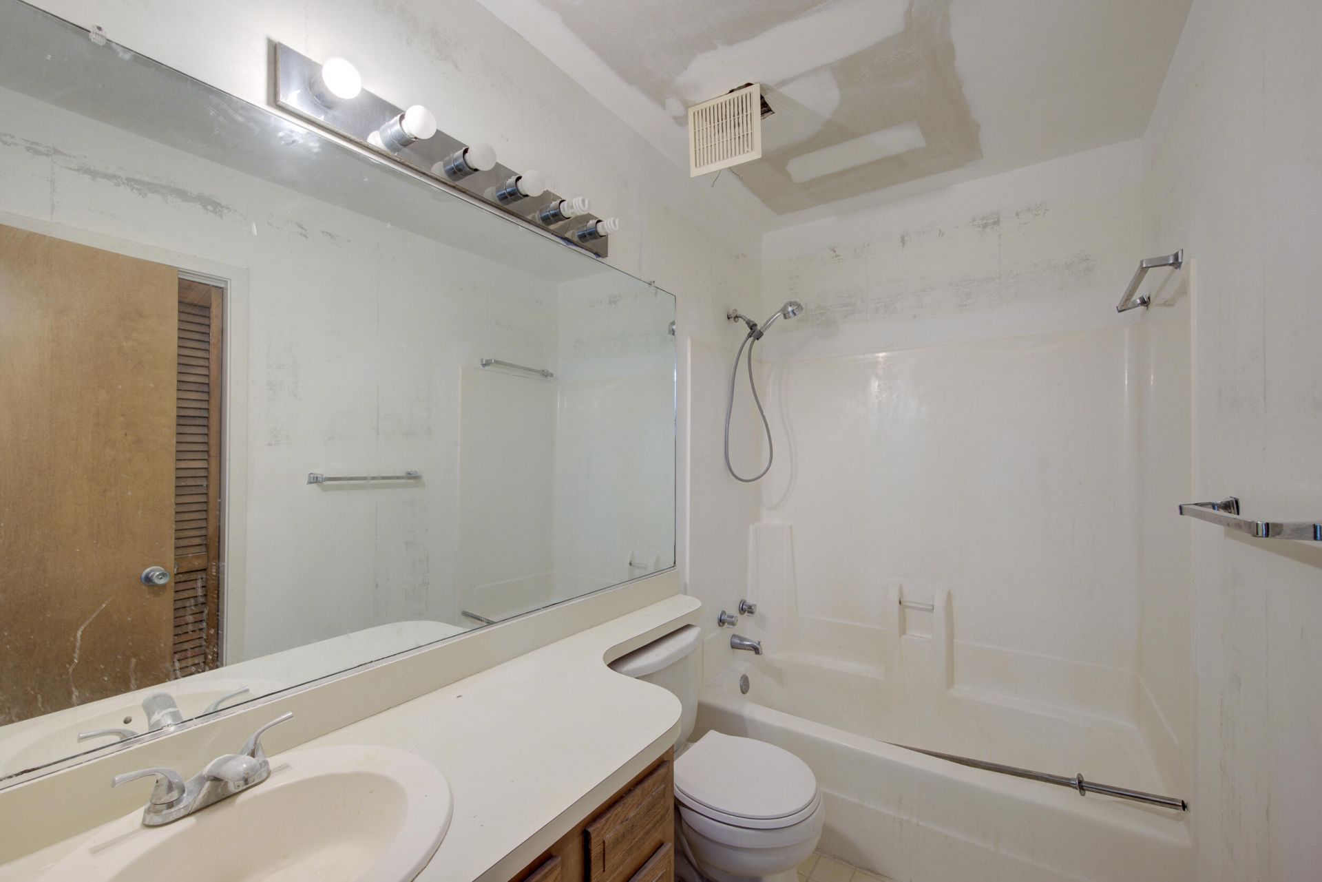858 Catalpa Court Photo 28