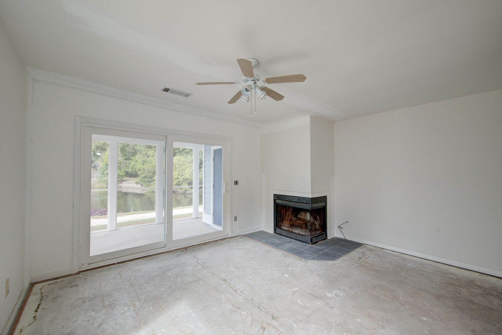 858 Catalpa Court Photo 5