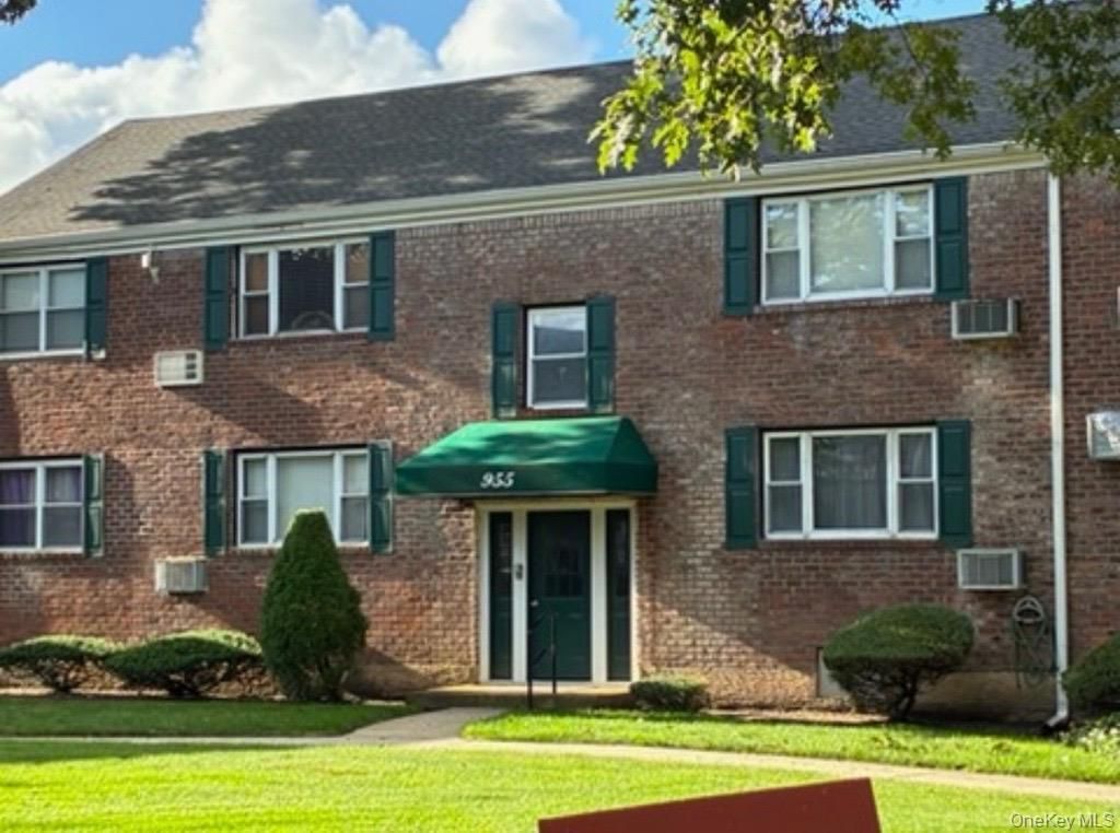 955 Fenwood Drive , Unit 1, Valley Stream, NY 11580 Main Photo