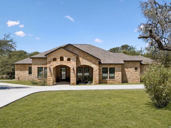 879 LATIGO BLVD, Pipe Creek, TX 78063