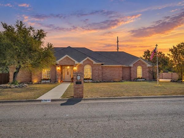128 Lakeside Oaks Circle, Lakeside, TX 76135