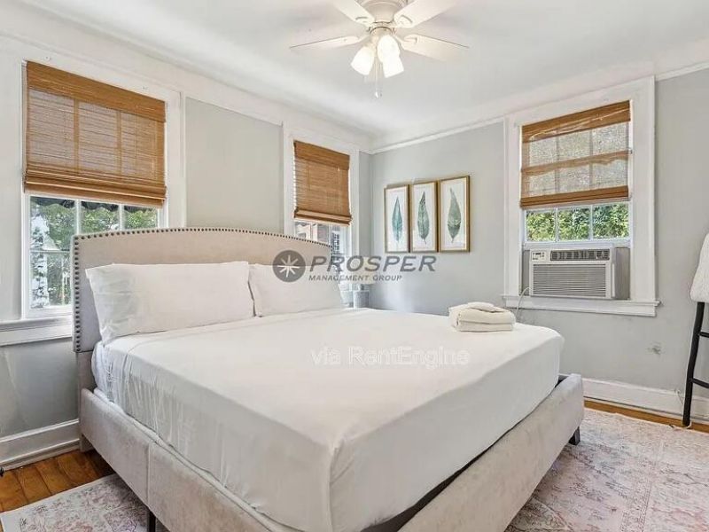 72 1/2 King Street Photo 11