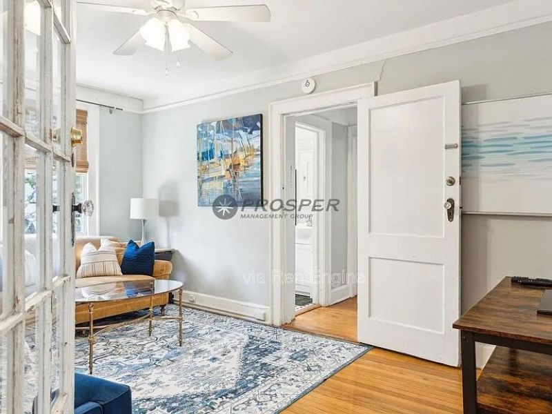 72 1/2 King Street Photo 4