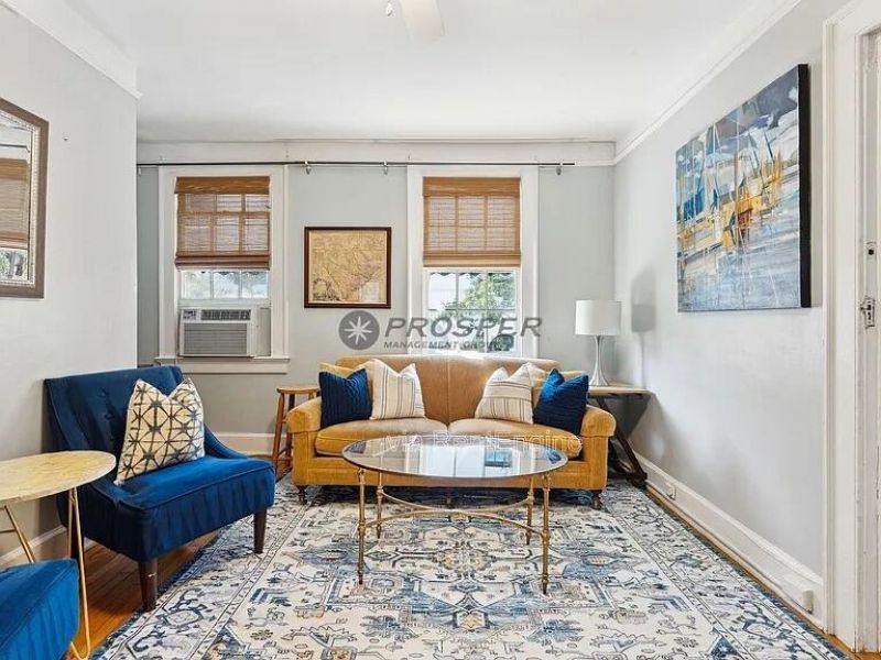 72 1/2 King Street Photo 6