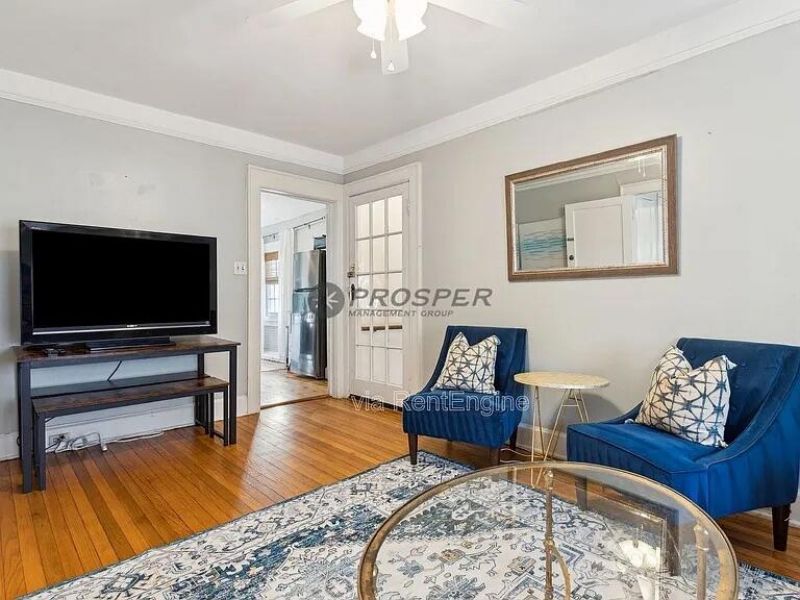 72 1/2 King Street Photo 8