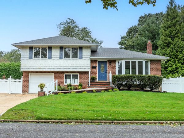 27 Schoenfield Lane , Melville, NY 11747