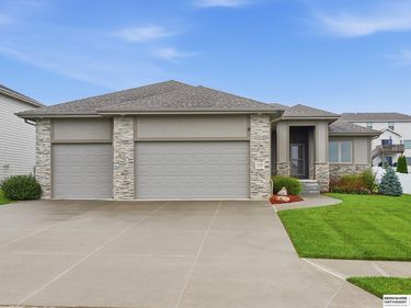 18458 Greenleaf Street, Omaha, NE 68136