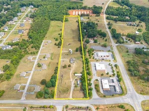 8106 Haw River Road , Kernersville, NC 27284