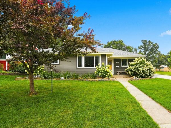 1469 Golfview Drive NE, Cedar Rapids, IA 52402