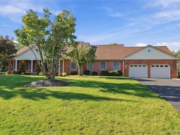 9615 The Maples , Clarence, NY 14031