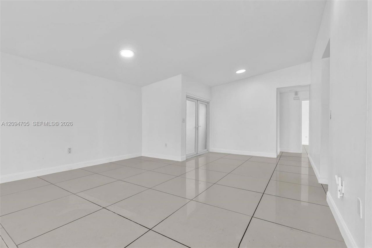 616 NE 195th St , Miami, FL 33179 Photo