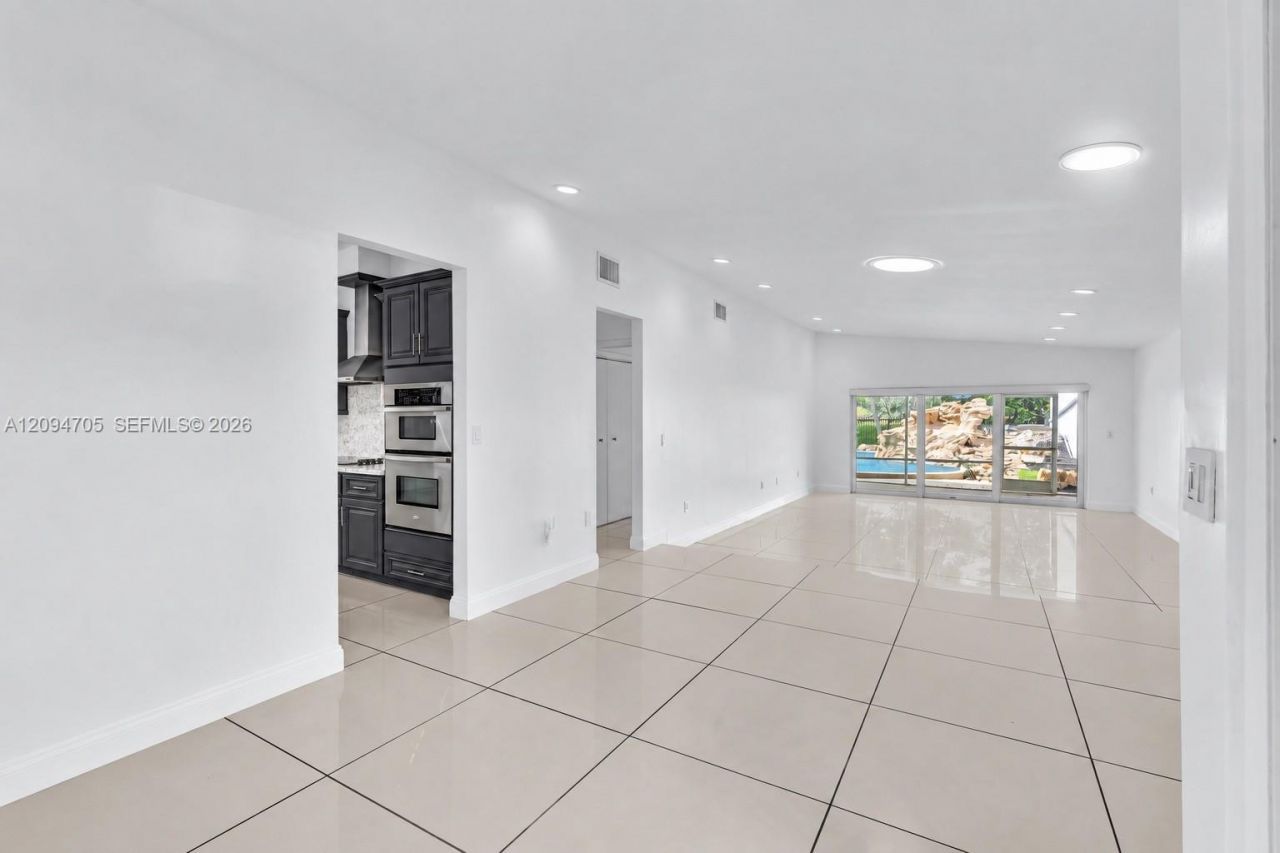 616 NE 195th St , Miami, FL 33179 Photo